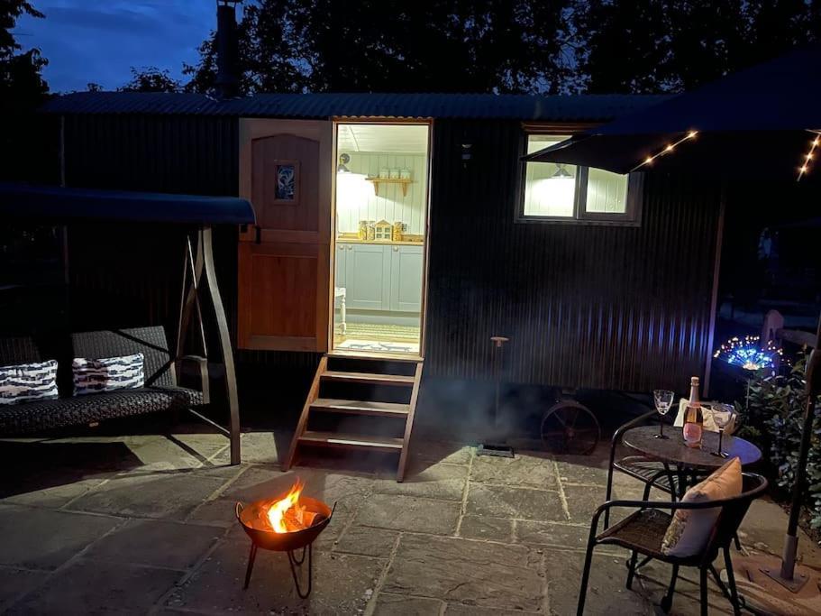 Forest View Shepherd Hut Ewhurst Buitenkant foto