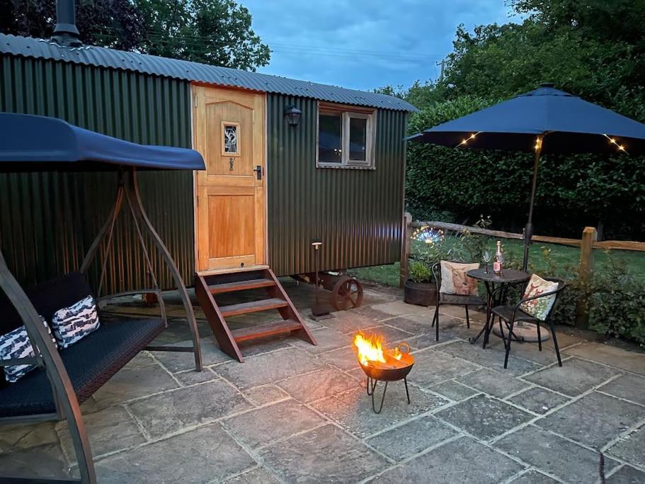 Forest View Shepherd Hut Ewhurst Buitenkant foto